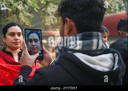 Noida, Inde. 22 décembre 2024. NOIDA, INDE - 22 DÉCEMBRE : les aspirants font la queue pour l'examen UPPSC PCS Prelims 2024 au Government Post Graduate College Sector 39 le 22 décembre 2024 à Noida, Inde. (Photo de Sunil Ghosh/Hindustan Times/Sipa USA) crédit : Sipa USA/Alamy Live News Banque D'Images