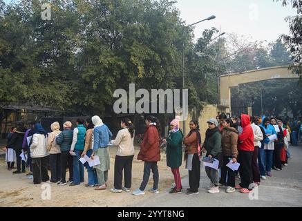 Noida, Inde. 22 décembre 2024. NOIDA, INDE - 22 DÉCEMBRE : les aspirants font la queue pour l'examen UPPSC PCS Prelims 2024 au Government Post Graduate College Sector 39 le 22 décembre 2024 à Noida, Inde. (Photo de Sunil Ghosh/Hindustan Times/Sipa USA) crédit : Sipa USA/Alamy Live News Banque D'Images