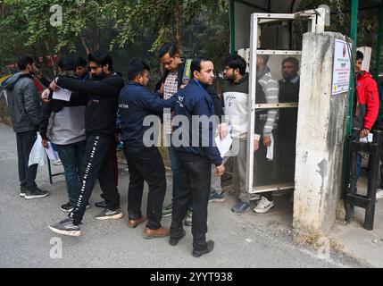 Noida, Inde. 22 décembre 2024. NOIDA, INDE - 22 DÉCEMBRE : les aspirants qui se présentent à l'examen UPPSC PCS Prelims 2024 sont fouillés et leurs documents sont vérifiés par le personnel de police au Government Post Graduate College Sector 39 le 22 décembre 2024 à Noida, en Inde. (Photo de Sunil Ghosh/Hindustan Times/Sipa USA) crédit : Sipa USA/Alamy Live News Banque D'Images