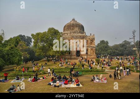New Delhi, Inde. 22 décembre 2024. NEW DELHI, INDE - 22 DÉCEMBRE : ambiance pique-nique au Lodhi Garden alors que le soleil brille dans l'après-midi du 22 décembre 2024 à New Delhi, Inde. (Photo de Vipin Kumar/Hindustan Times/Sipa USA) crédit : Sipa USA/Alamy Live News Banque D'Images