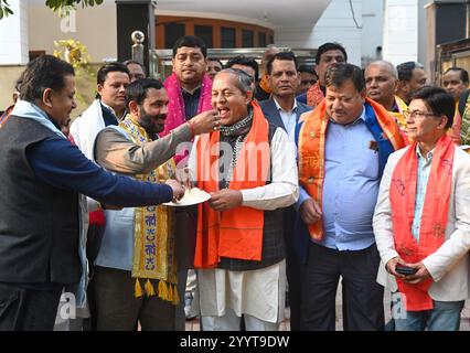 Noida, Inde. 22 décembre 2024. NOIDA, INDE - 22 DÉCEMBRE : des gens nourrissent des bonbons au chef du BJP Nawab Singh Nagar après que la Cour suprême a confirmé la décision antérieure de la haute Cour d'Allahabad de faire passer le survol du MDN sans frais le 22 décembre 2024 à Noida, en Inde. (Photo de Sunil Ghosh/Hindustan Times/Sipa USA) crédit : Sipa USA/Alamy Live News Banque D'Images