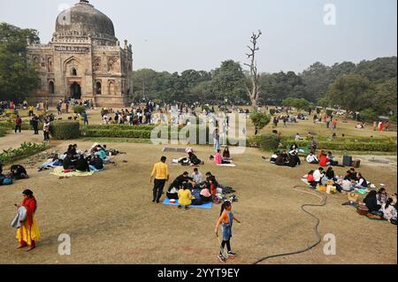 New Delhi, Inde. 22 décembre 2024. NEW DELHI, INDE - 22 DÉCEMBRE : ambiance pique-nique au Lodhi Garden alors que le soleil brille dans l'après-midi du 22 décembre 2024 à New Delhi, Inde. (Photo de Vipin Kumar/Hindustan Times/Sipa USA) crédit : Sipa USA/Alamy Live News Banque D'Images