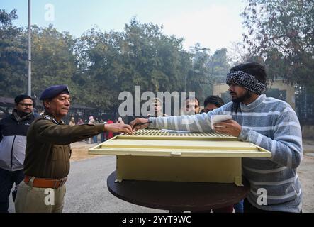 Noida, Inde. 22 décembre 2024. NOIDA, INDE - 22 DÉCEMBRE : les aspirants qui se présentent à l'examen UPPSC PCS Prelims 2024 sont fouillés et leurs documents sont vérifiés par le personnel de police au Government Post Graduate College Sector 39 le 22 décembre 2024 à Noida, en Inde. (Photo de Sunil Ghosh/Hindustan Times/Sipa USA) crédit : Sipa USA/Alamy Live News Banque D'Images