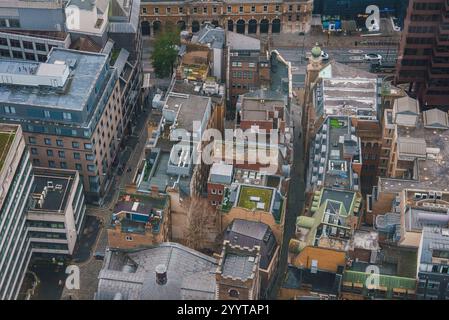 Vue aérienne de l'architecture urbaine de Londres avec styles de toits mixtes Banque D'Images