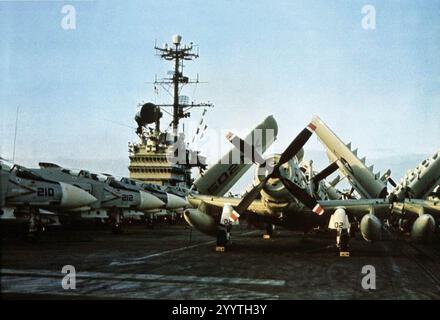 Douglas A-1 Skyraiders de va-145 et McDonnell F-4B Phantom IIS de VF-143 à bord de l'USS Ranger (CVA-61), vers 1966. Banque D'Images