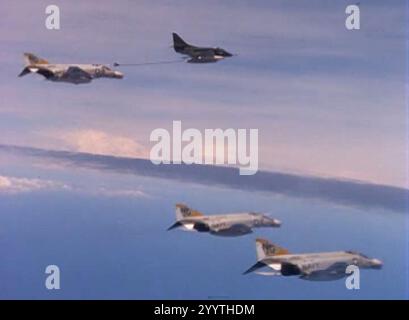 Douglas A-4C Skyhawk de va-113 ravitaille trois McDonnell F-4B Phantom II de VF-92 au large du Vietnam, le 7 mai 1966 (428-NPC-36756). Banque D'Images