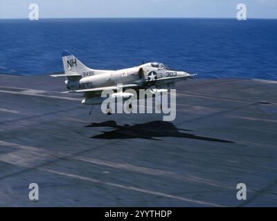 Douglas A-4C Skyhawk de va-113 débarquant à bord de l'USS Kitty Hawk (CVA-63) au large du Vietnam, en mars 1966. Banque D'Images