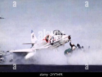 Le Douglas A-4C SkyHawk du va-113 est préparé pour le lancement à bord du USS Kitty Hawk (CVA-63) dans le golfe du Tonkin, en avril 1966 (428-GX-743-K31491). Banque D'Images