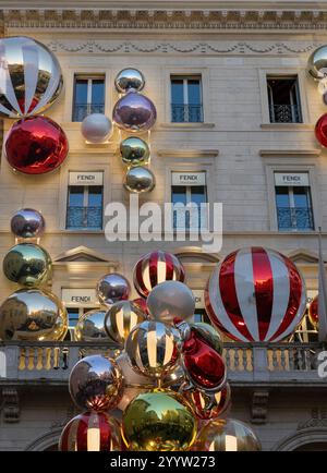 Les lumières de Noël illuminent les rues commerçantes du centre-ville de Rome, l'année où commence le Jubilé. Rome, Italie, Europe, Union européenne Banque D'Images