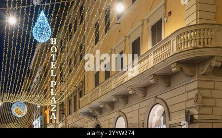 Les lumières de Noël illuminent les rues commerçantes du centre-ville de Rome, l'année où commence le Jubilé. Rome, Italie, Europe, Union européenne Banque D'Images