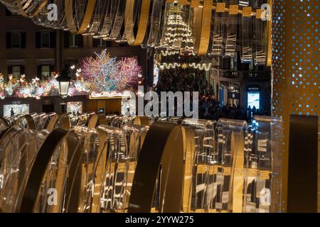 Les lumières de Noël illuminent les rues commerçantes du centre-ville de Rome, l'année où commence le Jubilé. Rome, Italie, Europe, Union européenne Banque D'Images