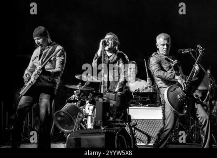 U2 se produit lors de la tournée U2 360° à Toronto, ON. Le Canada au Skydome. Cette photo montre Bono, The Edge, Larry Mullen Jr. et Adam Clayton. Banque D'Images