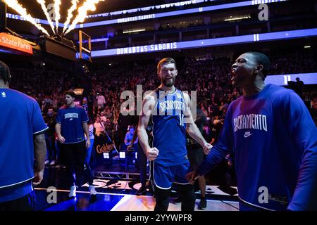 Sacramento, Californie, États-Unis. 22 décembre 2024. Le garde des Sacramento Kings de'Aaron Fox (5) et le centre Domantas Sabonis (11) réagissent lors des présentations de l'équipe lors d'un match de la NBA au Golden 1 Center le dimanche 22 décembre 2024 à Sacramento. (Crédit image : © Paul Kitagaki Jr./ZUMA Press Wire) USAGE ÉDITORIAL SEULEMENT! Non destiné à UN USAGE commercial ! Banque D'Images