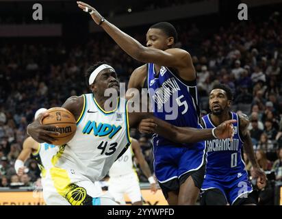 Sacramento, Californie, États-Unis. 22 décembre 2024. Le garde des Sacramento Kings de'Aaron Fox (5) défend contre l'attaquant des Pacers de l'Indiana Pascal Siakam (43) lors d'un match de la NBA au Golden 1 Center le dimanche 22 décembre 2024 à Sacramento. (Crédit image : © Paul Kitagaki Jr./ZUMA Press Wire) USAGE ÉDITORIAL SEULEMENT! Non destiné à UN USAGE commercial ! Banque D'Images