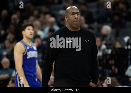 Sacramento, Californie, États-Unis. 22 décembre 2024. L'entraîneur des Sacramento Kings Mike Brown appelle un timeout lors d'un match de la NBA au Golden 1 Center le dimanche 22 décembre 2024 à Sacramento. (Crédit image : © Paul Kitagaki Jr./ZUMA Press Wire) USAGE ÉDITORIAL SEULEMENT! Non destiné à UN USAGE commercial ! Banque D'Images