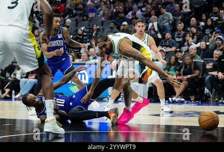 Sacramento, Californie, États-Unis. 22 décembre 2024. L'attaquant des Kings de Sacramento DeMar DeRozan (10) combat l'attaquant des Pacers de l'Indiana Obi Toppin (1) pour le ballon lors d'un match de la NBA au Golden 1 Center le dimanche 22 décembre 2024 à Sacramento. (Crédit image : © Paul Kitagaki Jr./ZUMA Press Wire) USAGE ÉDITORIAL SEULEMENT! Non destiné à UN USAGE commercial ! Banque D'Images