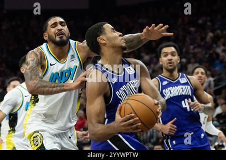 Sacramento, Californie, États-Unis. 22 décembre 2024. L'attaquant des Pacers de l'Indiana Obi Toppin (1) s'attaque à l'attaquant des Sacramento Kings Keegan Murray (13) lors d'un match de la NBA au Golden 1 Center le dimanche 22 décembre 2024 à Sacramento. (Crédit image : © Paul Kitagaki Jr./ZUMA Press Wire) USAGE ÉDITORIAL SEULEMENT! Non destiné à UN USAGE commercial ! Banque D'Images