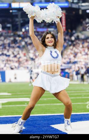 Indianapolis, Indiana, États-Unis. 22 décembre 2024. Indianapolis Colts Cheerleader se produit lors d'un match de la NFL contre les Titans du Tennessee au Lucas Oil Stadium à Indianapolis, Indiana. John Mersits/CSM/Alamy Live News Banque D'Images