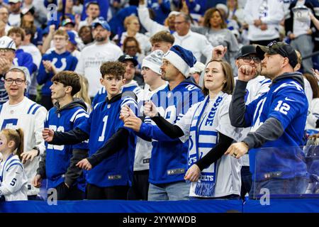 Indianapolis, Indiana, États-Unis. 22 décembre 2024. Les fans des Colts d'Indianapolis lors d'un match de la NFL contre les Titans du Tennessee au Lucas Oil Stadium d'Indianapolis, Indiana. John Mersits/CSM/Alamy Live News Banque D'Images