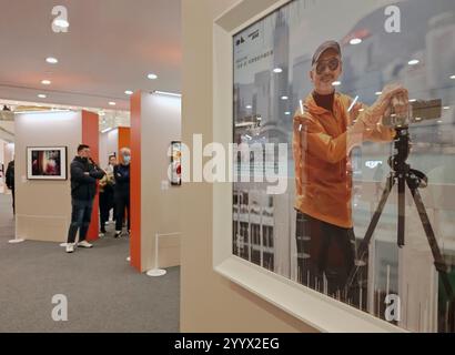 Hong Kong, Chine.18th décembre 2024. L'exposition photographique caritative « Hong Kong Morning » du célèbre acteur hongkongais Chow Yun FAT a été présentée au public dans un centre commercial de Tsim Sha Tsui, Hong Kong, le 18 décembre 2024. Crédit : Hou Yu/China News Service/Alamy Live News Banque D'Images