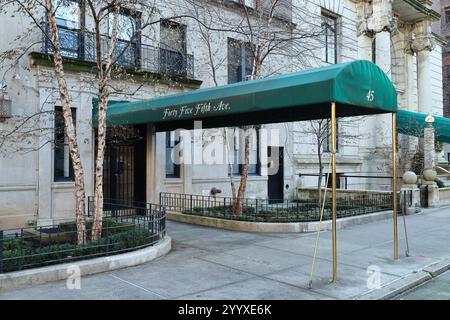 Long auvent s'étendant sur le trottoir, typique des élégants immeubles d'appartements New-yorkais Banque D'Images