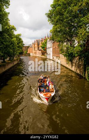 Tour en bateau sur le canal, Bruges, Flandre Occidentale, Belgique. Banque D'Images