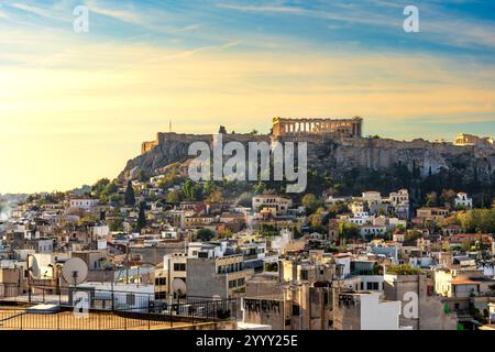 Athènes, Attique - GR - 27 oct. 2024 lever du soleil sur l'Acropole d'Athènes, une citadelle antique avec des ruines emblématiques comme le Parthénon, surplombant la ville Banque D'Images