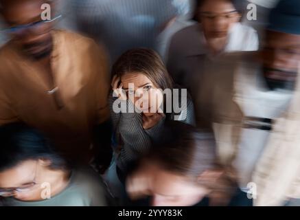 Anxiété sociale, au-dessus et flou avec la femme et les gens pour l'attaque de panique, la solitude et la peur. Santé mentale, dépression et traumatisme avec portrait de Banque D'Images