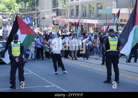 Melbourne, Victoria, Australie. 22 décembre 2024. Des centaines de personnes protestent à Melbourne contre le génocide en Palestine et la complicité du gouvernement australien, en solidarité avec le palestinien. Free Palestine Melbourne s'oppose aux nouvelles lois anti-protestation et à l'amendement de la législation sur la justice du gouvernement victorien (loi de 2024 sur la lutte contre la diffamation et la cohésion sociale) comme un affront inquiétant aux droits démocratiques et civils. (Crédit image : © Rana Sajid Hussain/Pacific Press via ZUMA Press Wire) USAGE ÉDITORIAL SEULEMENT! Non destiné à UN USAGE commercial ! Banque D'Images