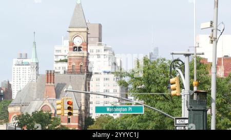 New York City Street. Manhattan Greenwich village site touristique, États-Unis. Jefferson Market Library Building architecture, Courthouse CLOCK Tower, 6 Sixth Americas Avenue, États-Unis. Panneau routier Washington PL Banque D'Images