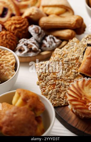 Délicieux assortiment de produits fraîchement cuits exposés sur une table en bois pour un rassemblement festif Banque D'Images