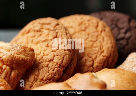 Biscuits assortis affichés sur une assiette avec différentes textures et couleurs dans un cadre chaleureux Banque D'Images