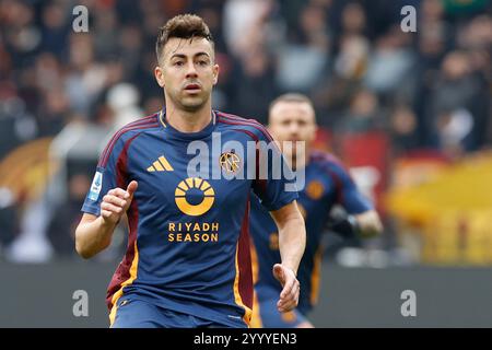 Stephan El Shaarawy de Roma regarde le match de football de Serie A AS Roma - Parma Calcio Stadio Olimpico le 22 décembre 2024 à Rome, en Italie Banque D'Images