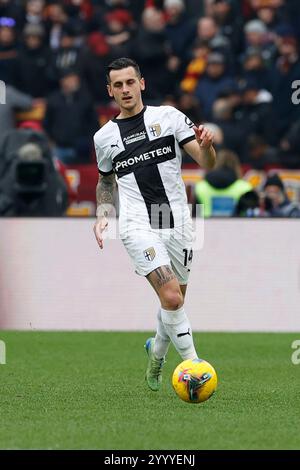 Emanuele Valeri de Parme est vu en action lors du match de football de Serie A AS Roma - Parma Calcio Stadio Olimpico le 22 décembre 2024 à Rome, en Italie Banque D'Images