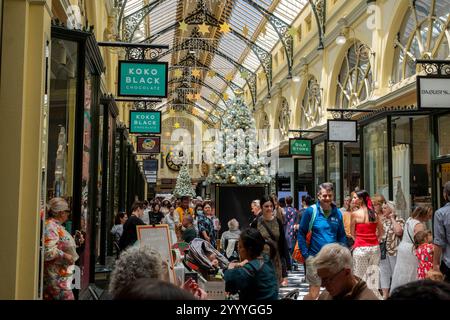 Acheteurs de Noël dans la Royal Arcade. Melbourne, Victoria, Australie Banque D'Images