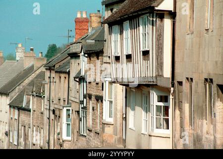 Mai 1996 : scène de rue de styles de construction variés à Winchcombe, Cotswolds, Gloucestershire, Angleterre, Royaume-Uni Banque D'Images