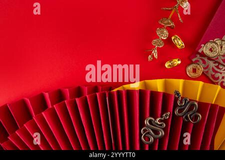 Fond rouge doré du nouvel an de l'asie chinoise. Carte de voeux New Zodiac Year Snake 2025. Fond plat rouge avec fans de vacances, enveloppes de souhaits, sn Banque D'Images