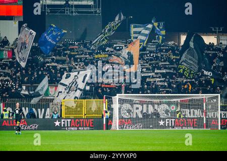 Les supporters de la Juventus FC au stade U-Power de Monza lors du championnat italien Serie A match de football entre l'AC Monza et la Juventus FC le 22 décembre 2024 au stade U-Power de Monza, en Italie. Crédit : Luca Rossini/E-Mage/Alamy Live News Banque D'Images