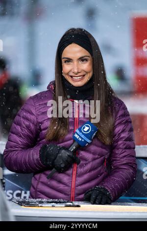 Lea Wagner (ARD Sportschau TV Moderatorin), sui, FIS Viessmsann Skisprung Weltcup Engelberg Groß-Titlis-Schanze, Wettkampf Einzelspringen Herren, saison 2024/2025, 22.12.2024 Foto : Eibner-Pressefoto/Michael Memmler Banque D'Images