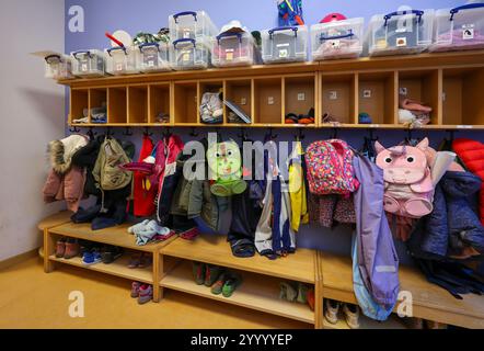 Allemagne - image symbolique KITA. Manteaux, vestes et sacs à dos licorne d'enfants accrochés à un vestiaire dans un jardin d'enfants. Banque D'Images