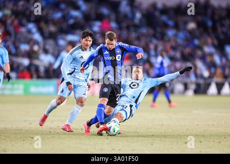 Paul, MN, États-Unis. 1er mars 2025 : le défenseur des FC Montréal Dawid Bugaj (27) défendu par l’attaquant du Minnesota United Jeong sang-Bin (7) et le milieu de terrain du Minnesota United Hassani Dotson (31) lors de la deuxième moitié d’un match de soccer MLS entre les FC Montréal et le Minnesota United FC à Allianz Field à Paul. Minnesota United a gagné 1-0. Steven Garcia-CSM. Crédit : Cal Sport Media/Alamy Live News Banque D'Images
