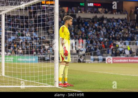 Paul, Minnesota, États-Unis. 1er mars 2025. Joueur du Minnesota United DAYNE ST. CLAIR regarde le match depuis le poste. Le Minnesota United et le CF Montréal se sont affrontés à Allianz Field à l’endroit de Paul Minnesota le 1er mars 2025. Minnesota United a remporté la victoire 1-0. (Crédit image : © Michael Turner/ZUMA Press Wire) USAGE ÉDITORIAL SEULEMENT! Non destiné à UN USAGE commercial ! Banque D'Images