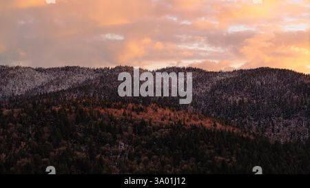 Issaquah WA USA - 10 février 2025 : coucher de soleil à Cougar Mountain WA Banque D'Images