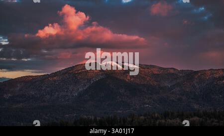 Issaquah WA USA - 10 février 2025 : coucher de soleil à Cougar Mountain WA Banque D'Images