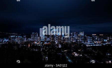 Bellevue WA USA - 7 février 2025 : lumière paisible de la ville au centre-ville de Bellevue Banque D'Images