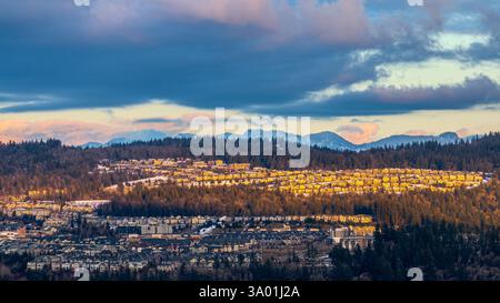 Issaquah WA USA - 10 février 2025 : coucher de soleil à la communauté Issaquah Highland Banque D'Images