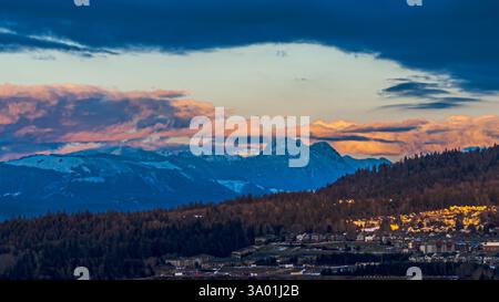 Issaquah WA USA - 10 février 2025 : coucher de soleil à la communauté Issaquah Highland Banque D'Images
