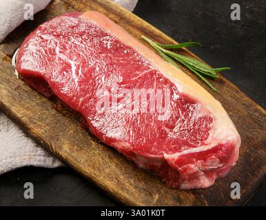 Steak de bœuf striploin cru. Fraîchement grillé. Dîner sain. Banque D'Images
