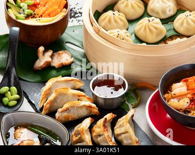 Nourriture chinoise assortie sur fond sombre. Plats de cuisine chinoise sur la table. Banque D'Images