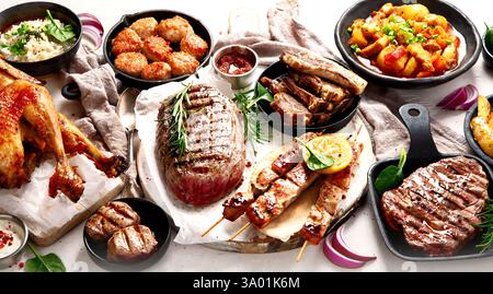 Plats à base de viande. Assiettes de viande diverses. Bannière de nourriture non végétarienne. Banque D'Images